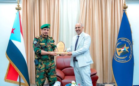 الرئيس عيدروس يكرم قائد حزام لحج