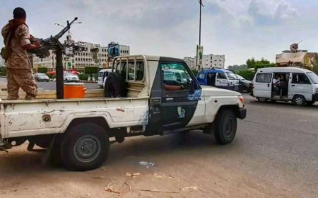 أمن عدن يحرر زوجة ويضبط مسلحًا هدد بتفجيرها بقنبلة يدوية في المنصورة