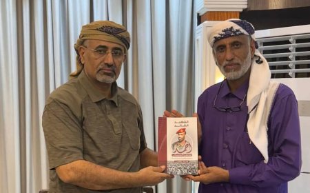 الشيخ علي السليماني يهدي الرئيس الزبيدي نسخة من كتاب سيرة وتضحيات شقيقه الشهيد القائد أحمد محسن السليماني