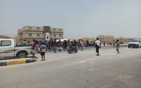 الحامي...محتجون يقطعون الشارع العام للمرة الثانية تنديدا بتدهور الخدمات واعتقال أبنائهم"