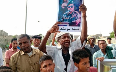 أبناء أبين ينظمون وقفة احتجاجية تضامنية مع العميد أبو مشعل الكازمي