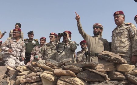 وزير الدفاع يتفقد مواقع الفرقة الرابعة بجبهات كتاف والبقع ويشيد بجاهزية القوات