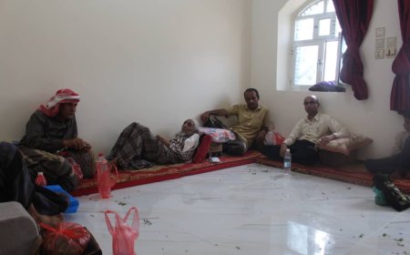 مدير عام حالمين وأمين عام ملتقى رواد حالمين يزوران الفقيه محمد صالح الأعجم لتفقده والاطمئنان على صحته