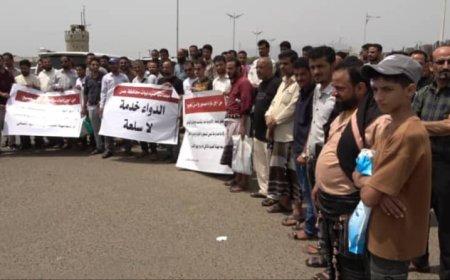 ملاك الصيدليات في عدن ينظمون وقفة احتجاجية على ما يصفونه بـ "الجشع" في شركات وموردي الأدوية