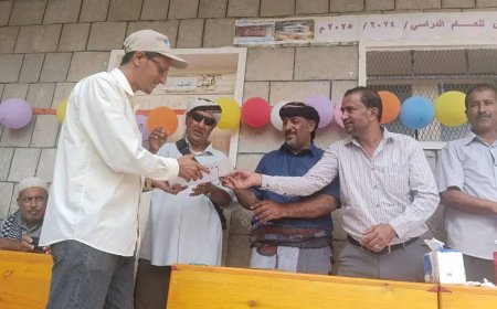 تكريم المعلم عبدالوهاب العمري نموذجاً في التفاني والإخلاص