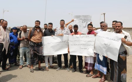 تجار عدن ينفذون وقفة احتجاجية أمام مكتب النائب العام للمطالبة باستعادة حقوقهم.