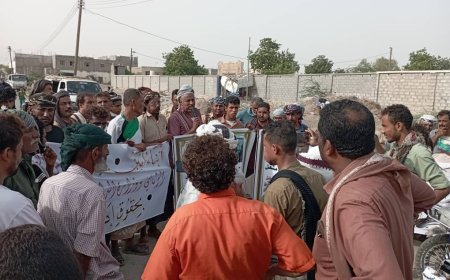 لليوم الثاني على التوالي زنجبار أبين تشهد مسيرة تضامنية  مع مدير أمن المحافظة