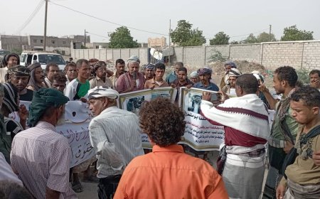 لليوم الثاني على التوالي.. زنجبار أبين تشهد مسيرة تضامنية مع مدير أمن المحافظة