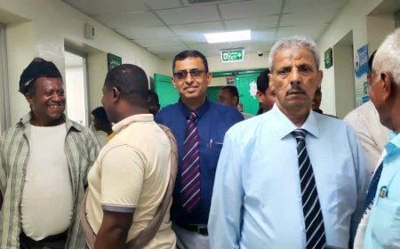 محافظ لحج ومدير عام مكتب الصحة يتفقدان مخيم عمليات العيون بمستشفى ابن خلدون العام