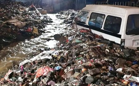 شاهد بالصور.. كارثة المنخفض الجوي تغرق مديرية المعلا بعدن والمواطنون يناشدون بالاستغاثة