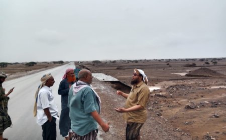 برفقة الامين العام مدير عام المضاربة والعارة بلحج يتفقد اضرار السيول بوادي مرخه ويحث مكتب الاشغال العامة والطرق ومكتب الزراعةرفع تقرير