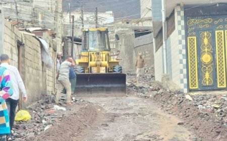 تواصل أعمال شفط مياه الأمطار وإزالة الركام في شوارع المعلا