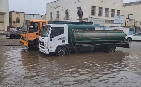 السلطة المحلية بمديرية المنصورة تستنفر جهودها عقب الأمطار الغزيرة التي شهدته العاصمة عدن