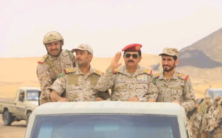 وزير الدفاع يتفقد قوات المنطقة العسكرية السابعة بمأرب ويشيد ببطولات منتسبيها