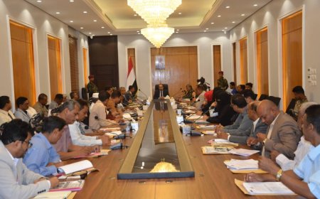 المكتب التنفيذي بحضرموت يناقش نتائج نزولات لجنة ضبط الأسعار وتداعيات الحالة المدارية ومستوى أداء المرافق الخدمية