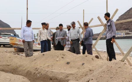 مدير عام البريقة يضع حجر الأساس لمشروع تحسين وبناء مظلات ساحل أشيد ويدشن العمل فيه