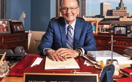 وفاة القاضي فرانك كابريو، المعروف بـ”القــاضي_الرحيـم”، عن عمر 88 عامًا بعد صراع طويل مع سرطان البنكرياس