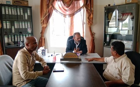 مدير صحة أبين يناقش مع مدير صحة خنفر إقامة مخيم طبي لإزالة المياه البيضاء وزراعة العدسات