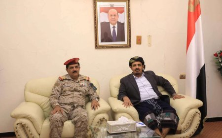 وزير الدفاع يناقش مع محافظ حضرموت الأوضاع الأمنية و يتفقد جاهزية المنطقة العسكرية الأولى