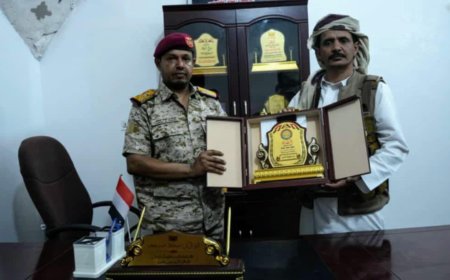 المقاومة الوطنية في الجوف تكرم قائد المنطقة العسكرية السادسة بدرع الوفاء