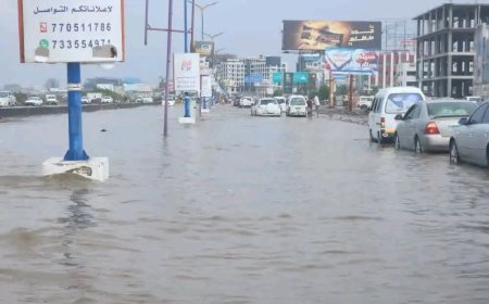 الأمطار الغزيرة تغرق الخط البحري في العاصمة عدن وتشكل عائقاً أمام حركة السير
