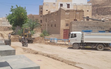 تواصل الجهود الميدانية لرفع المخلفات وفتح الطرقات عقب الأمطار الغزيرة التي شهدتها المديرية