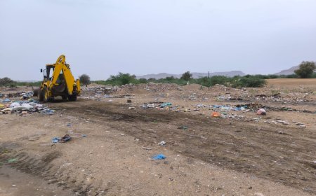 وحدة النظافة والتحسين بمديرية القطن تنفذ حملة واسعه لإزالة المخلفات والعوائق الصلبة بالخط السريع بمنطقة بروج و ومجرى وادي سر