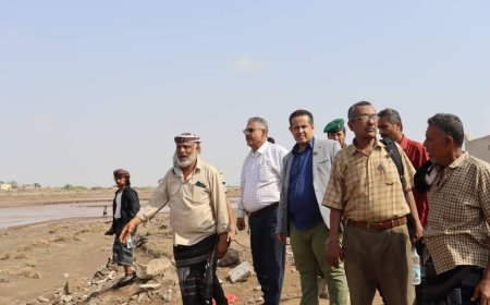 رئيس انتقالي لحج يتفقد الأضرار الناجمة عن السيول في مدينة الوهط