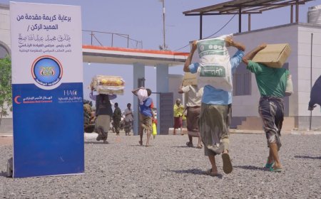 الحديدة.. توزيع مساعدات غذائية وإيوائية وبدعم من هيئة الهلال الأحمر الإماراتي وبالتنفيذ من خلية ألأعمال الإنسانية