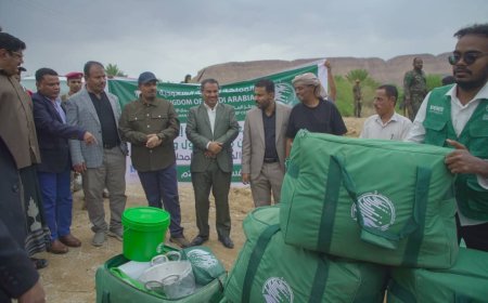بتمويل مركز الملك سلمان للإغاثة.. محافظ حضرموت يدشن توزيع مساعدات إيوائية طارئة للمتضررين من السيول والأمطار بمديريات الوادي