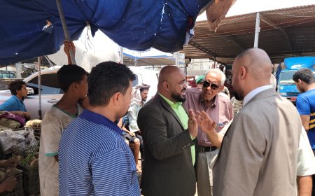 لجنة مراقبة الأسعار بعدن تدشن نزولاً ميدانياً وتغلق مخازن وسوق خضار لمخالفة التسعيرة