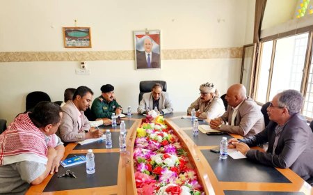 اجتماع مشترك لمناقشة ضرورة تركيب كاميرات مراقبة عالية الجودة في المحلات التجارية والإدارات الحكومية بشبوة