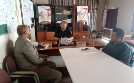 مدير عام مكتب الصحة العامة والسكان بمحافظة أبين يلتقي بالدكتور صالح حسن زين لمناقشة الاستعداد والترتيبات لإقامة مخيم العيون المجاني