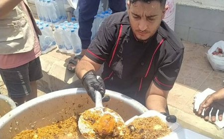 مطبخ "أرحب" بمديرية المنصورة يقدّم وجبات للنازحين في المديرية