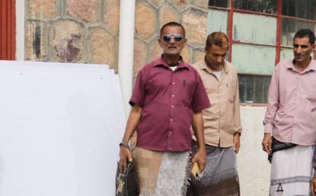 انتقالي حالمين يسلم إدارة التربية والتعليم في المديرية مستلزمات تعليمية دعماً للتعليم