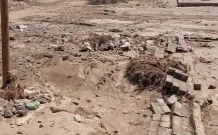 فرق الطرق تواصل أعمالها لإصلاح أضرار السيول بعدن