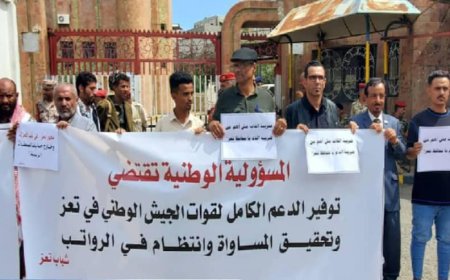 شباب تعز يطالبون الحكومة بدعم الجيش وتسوية المرتبات