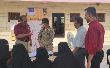 مدير عام مكتب الصحة والسكان بمحافظة أبين يقوم بنزول إشرافي على عربة الإنقاذ الطبية المتنقلة في خنفر