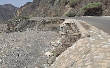 طريق باتيس- لبعوس الاستراتيجي على حافة الهاوية.. تشققات خطيرة تهدد بقطع شريان الحياة لأهل يافع