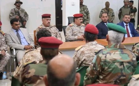 وزير الدفاع ومحافظ سقطرى يطلعان على جاهزية اللواء الأول مشاة بحري