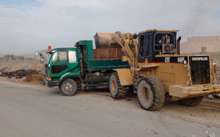 استمراراً لأعمالها اليومية ... وحدة النظافة والتحسين بمديرية تريم تنفذ حملة واسعه لعدد من المواقع بالمديرية