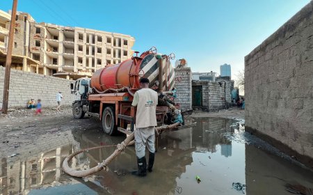 منظمة صُنّاع النهضة تواصل حملة شفط مياه الأمطار ورفع مخلفات السيول في عدن