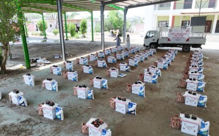 التدخل الإنساني لقوات درع الوطن توزيع سلل غذائية للأسر المنكوبة جراء سيول الحسوة في عدن