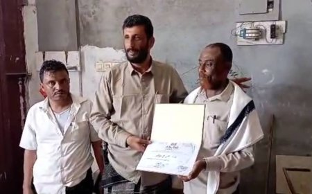 المغربي يُكرّم المعلم الذي أعاد الأموال التي جرفتها السيول في مديرية الملاح