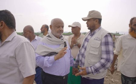 محافظ الحديدة وخلية الأعمال الإنسانية يتفقدان المناطق المتضررة من سيول وادي نخلة لتقييم الأضرار