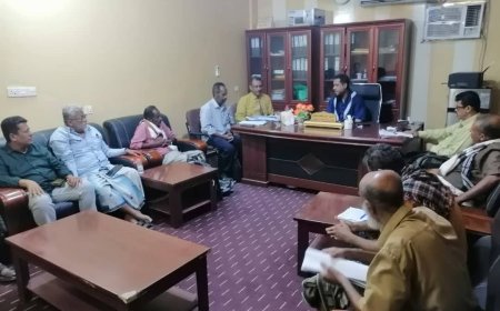 مدير عام خنفر ومدير عام الموارد المالية بأبين يعقدان اجتماعاً بالإدارات الإيرادية