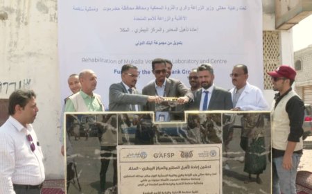 الأمين العام لمحلي حضرموت يضع حجر الأساس لإعادة تأهيل المختبر والمركز البيطري بالمكلا