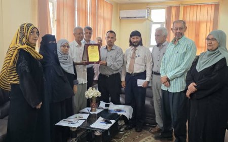 كلية العلوم الإدارية بعدن تكرّم الاستاذ / محمد عمر مكنون احد أعضاء هيئة التدريس المتميزين