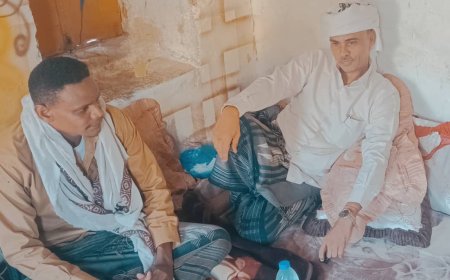 الشيخ فائز باهشم يعزي الشيخ محمد باعكيران في وفاة والدته