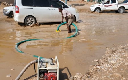 مكتب الأشغال العامة و الطرق بمديرية القطن يقوم شفط مياه الأمطار من الشوارع العامة